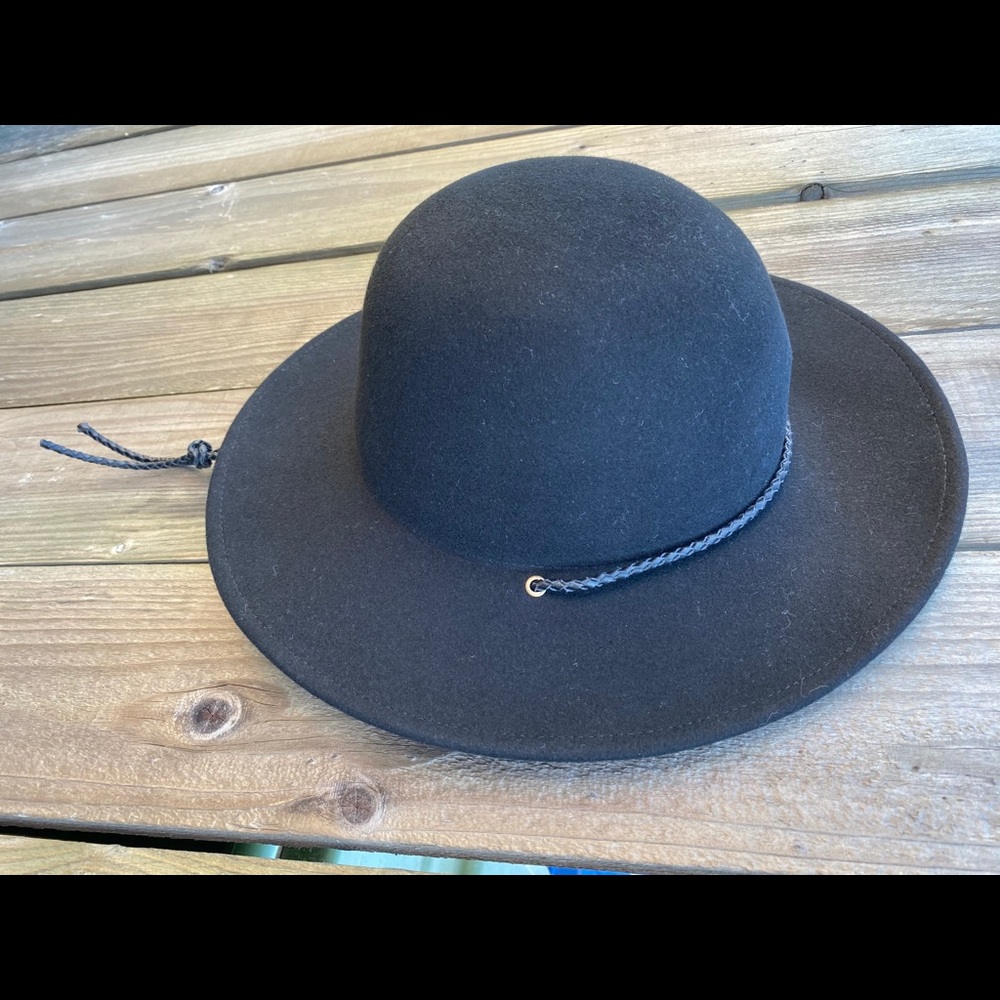 Wyeth soft wool hat
Leather chin tie
adjustable